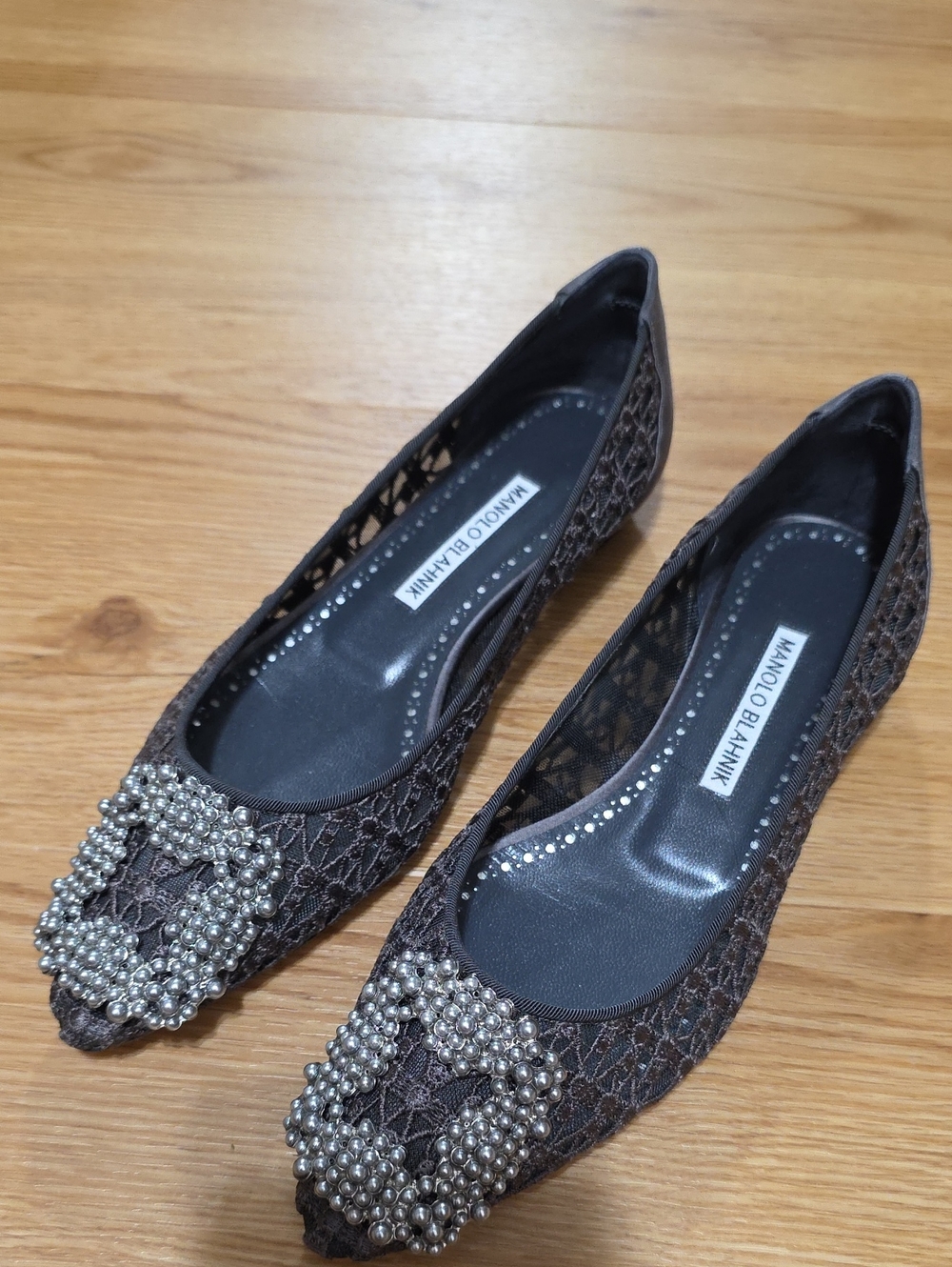 BNIB Manolo Blahnik Hangisi Lace Flats with Pearl Buckle